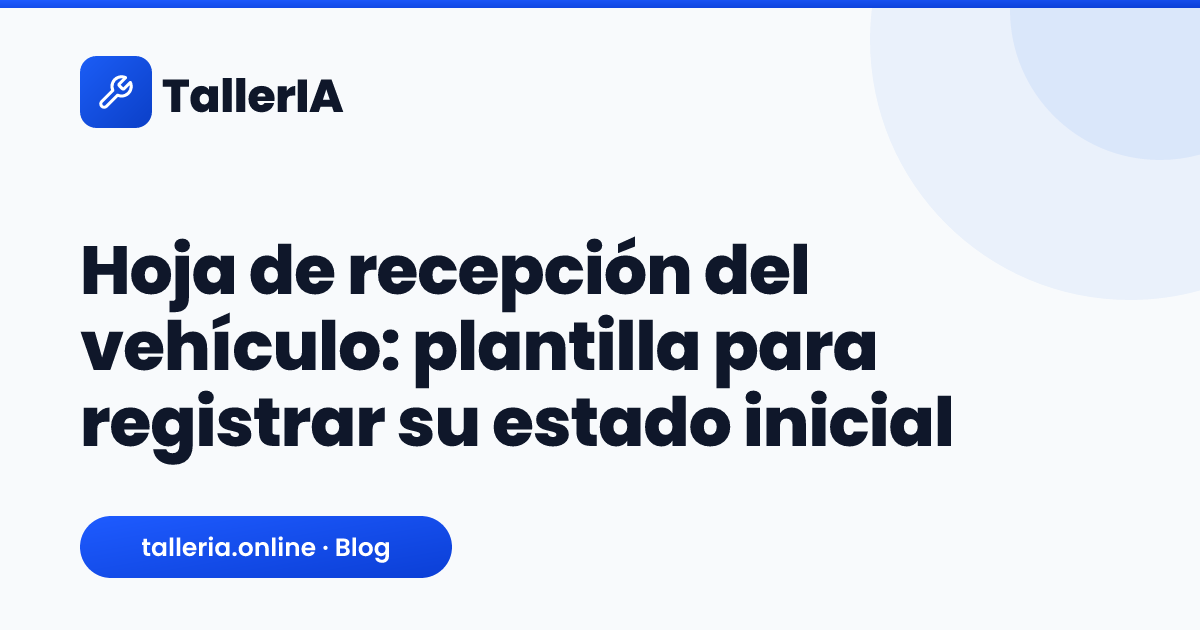 Recepcionista de taller anotando en una hoja de recepción los daños visibles y los elementos entregados con el vehículo